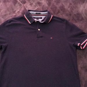 A blue navy tommy shirt.